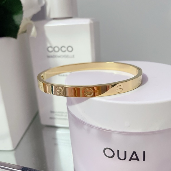 N/A Jewelry - 🆕 Gold Love Bracelet